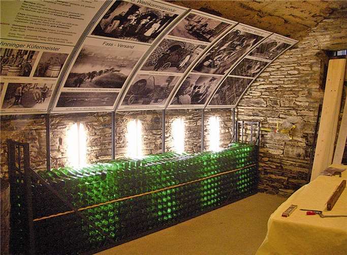 Der Gewölbekeller zeigt Winniger Weinverarbeitung und -versand im 19. Jahrhundert. privat