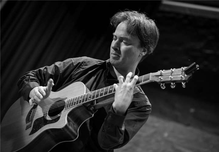 Der Gitarrist Markus Segschneider kommt mit seinem Programm „hands at work“ nach Sinzig. Helga Schoening