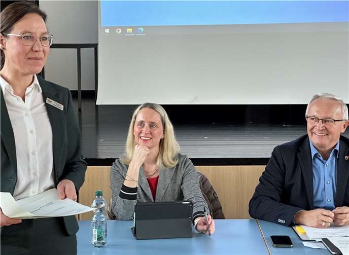 Der Gleichstellungsbeauftragten des Landkreises Neuwied, Daniela Kiefer, war es vorbehalten, unter anderem Landrat Achim Hallerbach, Büroleiterin Diana Wonka sowie den Mitgliedern des Kreisausschusses die Vorschlagsliste zur Verleihung des diesjährigen Johanna-Loewenherz-Preises zu präsentieren.  Foto: Thomas Herschbach