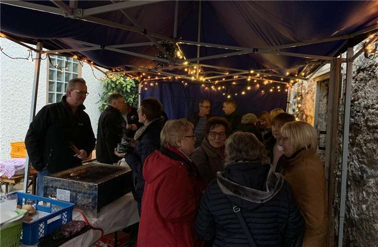 Der Glühwein und die Wildbratwürste waren sehr begehrt.privat