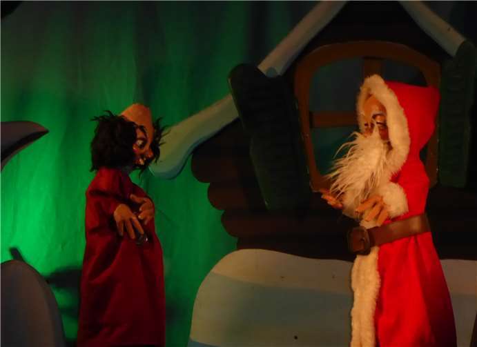 Der Gnom Raffzahn streitet mit dem Weihnachtsmann.