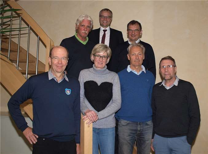 Der Golfclub Rhein-Wied e.V. zeigt sich nach der Mitgliederversammlung weiterhin bestens aufgestellt mit einem neuen Präsidium: Paul Krumholz (vorne, v. r.), Helmut Gebauer, Diana Krumbach, Josef Bündgen sowie Wolfgang Rumpf (hinten, v. r.)), Dr. Hubert Kögler und Dr. Klaus Marohl. US