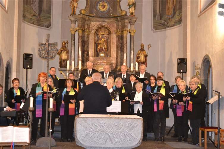 Der Gospelchor Burgbrohl und die Kirchenchöre aus Burgbrohl und Wassenach begeisterten in Wassenach. Foto: Eberhard Thomas Müller