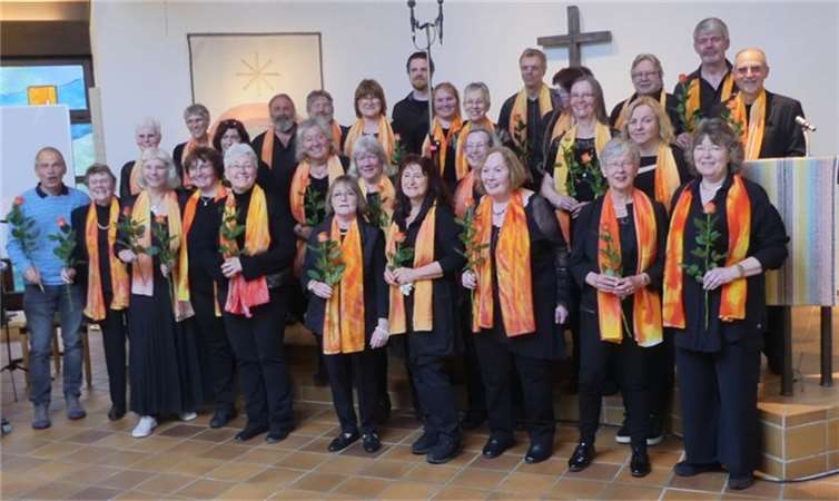 Der Gospelchor Flames freute sich das sie eine tolle Spende für „Rheinbach-hilft“ und damit dem Projekt Ukraine Hilfe überreichen konnten. 2. v.l. Chorleiterin Christa Zimmermann. Foto: Alfred Eich