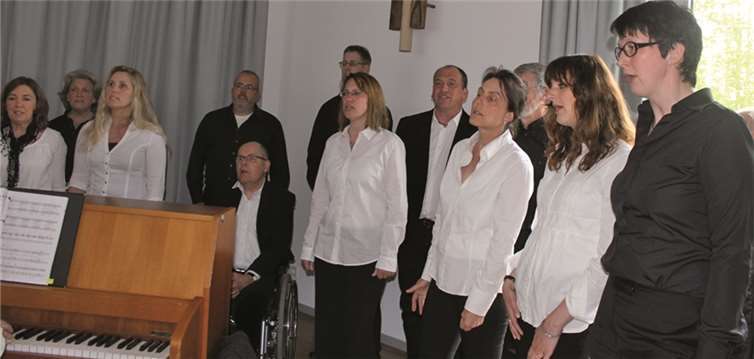 Der Gospelchor untermalte mit ihrem Gesang die feierliche Einsegung, im Hintergrund kann man das neue Holzkreuz sehen.