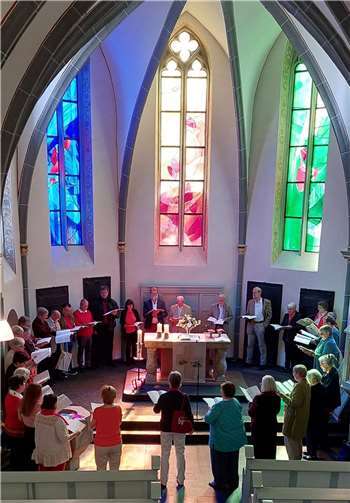 Der Gottesdienst fand unter der Leitung von Kantorin Sabine Paganetti und der Liturgie von Pfarrer Martin Lenz.  Foto: Monika Dyhr