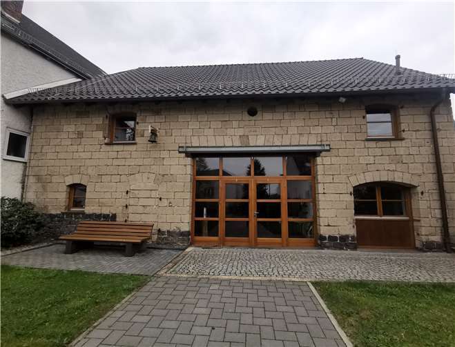 Der Gottesdienst findet vor der Kirchenscheune statt. Foto: privat