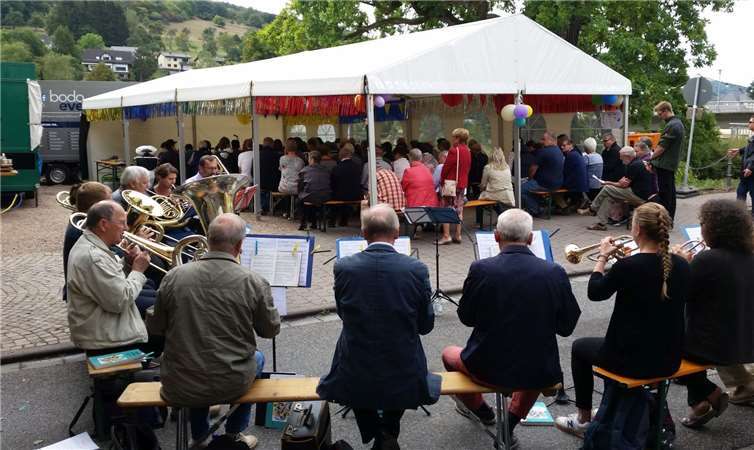 Der Gottesdienst für Jung und Alt fand auf dem Kirmesplatz unter Mitwirkung des Sächsischen Auswahlchores statt.