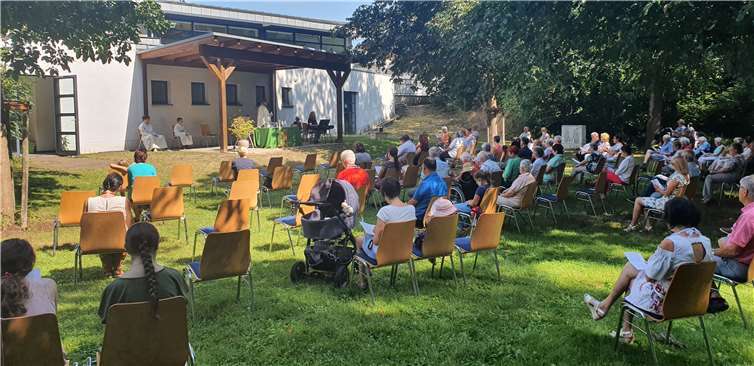 Der Gottesdienst im Park war sehr gut besucht. Foto: privat