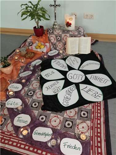 Der Gottesdienst im Stuhlkreis um die gestaltete Mitte mit Symbolen zu Fürbitten, Lesung und Psalm, hat eine Besonderheit von Gemeinschaft ausgedrückt. Quelle: kfd Löf