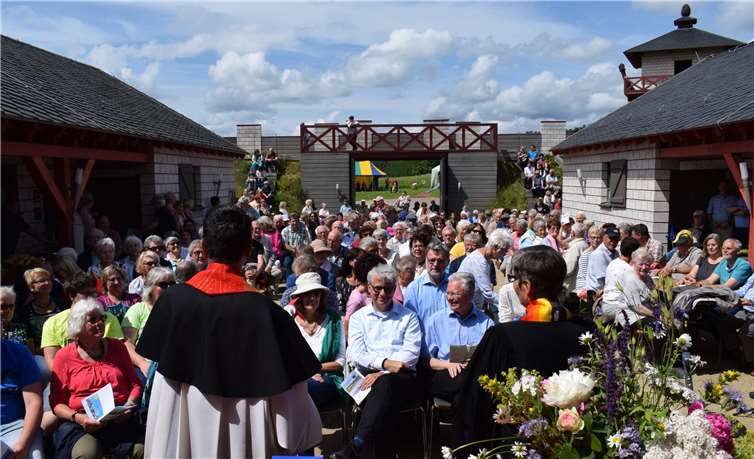 Der Gottesdienst konnte bei strahlend blauem Himmel stattfinden.