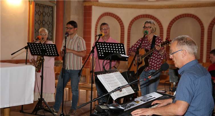 Der Gottesdienst wurde musikalisch umrahmt vom Lobpreisteam _ConSpirit_ unter der Leitung von Andreas Kessler.