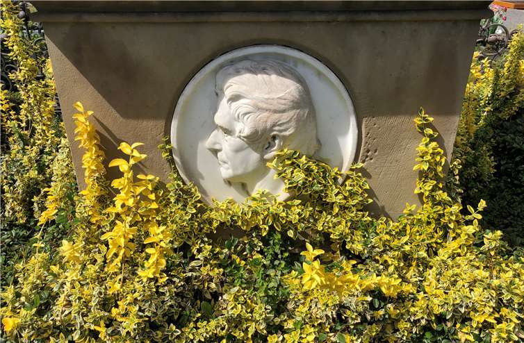 Der Grabstein von Georg Kreuzberg.