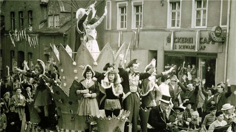 Der Grau-Blaue Elferratswagenbeim Karnevalsumzug im Jahr 1960. Foto: Archiv