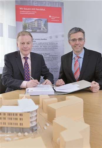 Der GreenBuilding-Antrag ist unterschrieben: KSK-Vorstand Peter Schaaf (l.) und Karl-Josef Esch (r.).  Privat