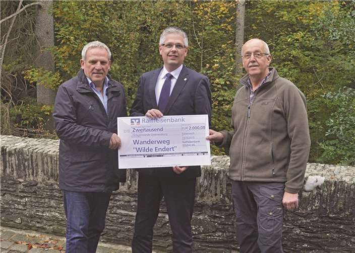 Der Greimersburger Ortsbürgermeister Hans-Werner Junglas (l.) und Bücheler Amtskollege Willi Rademacher (r.) bedankten sich bei Thomas Welter, Vorstand der Raiffeisenbank Eifeltor eG, für die Spende.privat