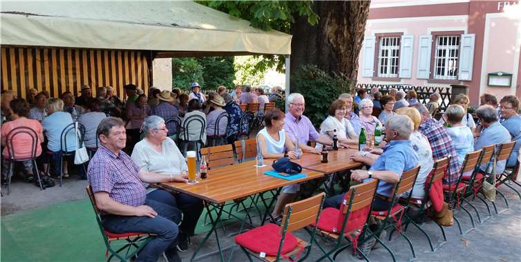 Der Grillnachmittag der Seniorenunion fand reges Interesse.