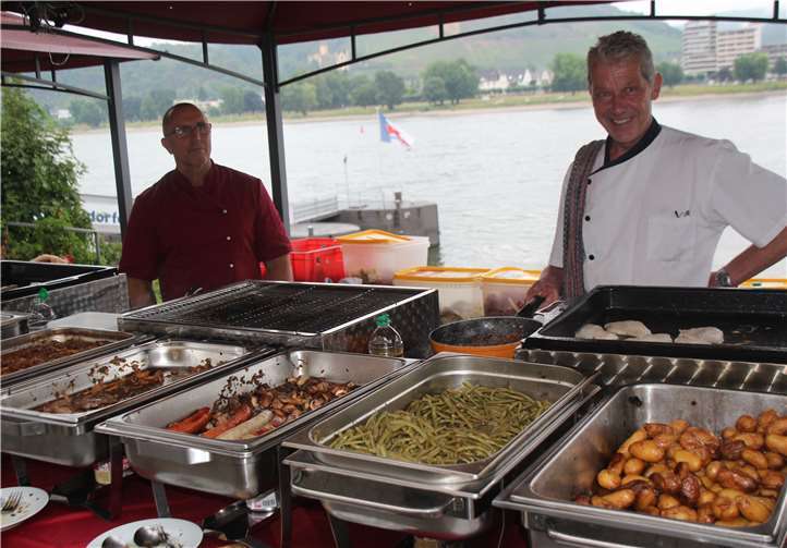 Der Grillstand an der Rheinpromenade mit Koch Hans Joachim Schnelle (rechts) ist ein zusätzliches Angebot, speziell für das Somernmachtsfest.