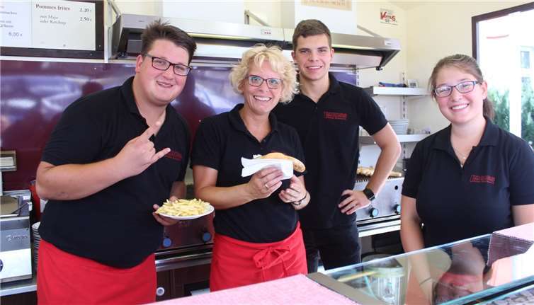 Der Grillstand war fest in der Hand des KAJULAU-Teams.