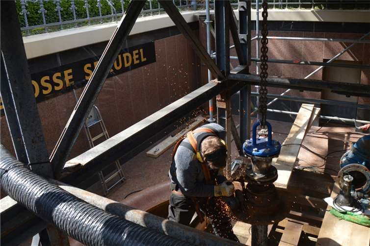 Der Große Sprudel erhält eine neue Steigleitung und einen neuen Brunnenkopf, um den Förderbetrieb des Heilwassers sicher zu stellen.