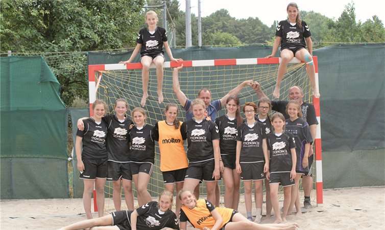 Der Großteil des weiblichen CJ Team des TV Arzheim nach der erfolgreichen Teilnahme (2.und 3. von 10) beim Beachhandballturnier in Budenheim.  Privat