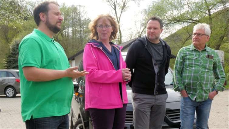 Der Grüne Kreissprecher Christoph Scheuer schilderte gemeinsam mit Anwohnern der Bundestagsabgeordneten Tabea Rößner die Situation, die Lebensqualität der Talbewohner drastisch reduziert. Foto: Privat