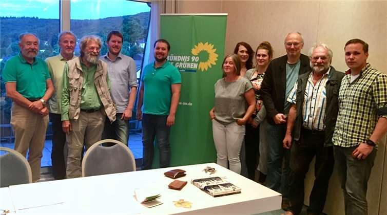 Der Grüne Kreisverband Ahrweiler mit dem neuen Kreissprecher Christoph Scheuer (5.v.l). Privat