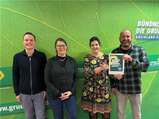 Der Grüne Vorstand von Mayen-Koblenz mit dem frisch beschlossenen Wahlprogramm (v.l.) Christoph Wagner, Sonja Seyda, Rebecca Stallbaumer, und Maik Krüger.  Foto: Arno Schuhbach