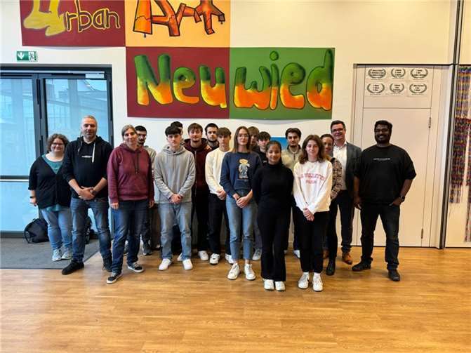 Der Grundkurs „Darstellendes Spiel“ (MSS 12) der IGS Johanna Loewenherz und die „Waldritter“ bekamen bei ihrem Rollenspiel-Projekt im Big House Besuch von Bürgermeister Peter Jung und Fabian Illigens vom EHC „Die Bären“ 2016 – Kooperationspartner der IGS im Rahmen der Initative „Schule ohne Rassismus“.  Foto: Stephan Amstad