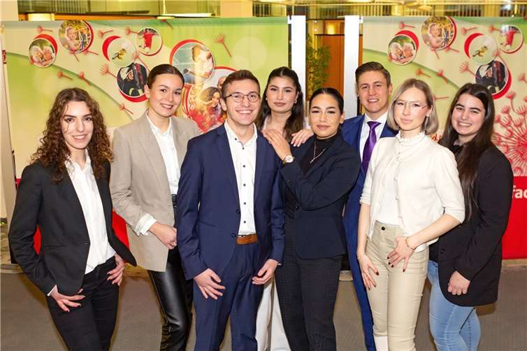 Der Grundstein für ihre berufliche Zukunft ist gelegt (v. l.): Zeynep Bicakci, Joline Hoffmann, Philipp Gödtner, Nesibe Sekman, Valentina Di Rosolini, Elias Gauer, Lisa-Marie Salemka, Denise Puchtler.  Foto: Sparkasse Neuwied