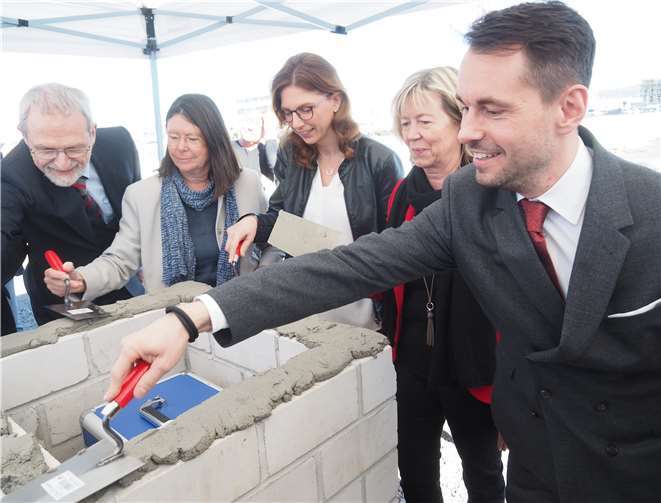 Der Grundstein wurde mitUnterstützung der geladenen Gäste verschlossen. Fotos: HH