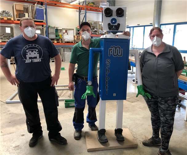 Recyclinggruppe baut Maskottchen Der Gruppenverantwortliche Axel Jussack (li.) mit Mark Effer und Kristin Haas, die „Schrotti“ aktiv mitgestalteten.Quelle: Rhein-Mosel-Werkstatt gGmbH