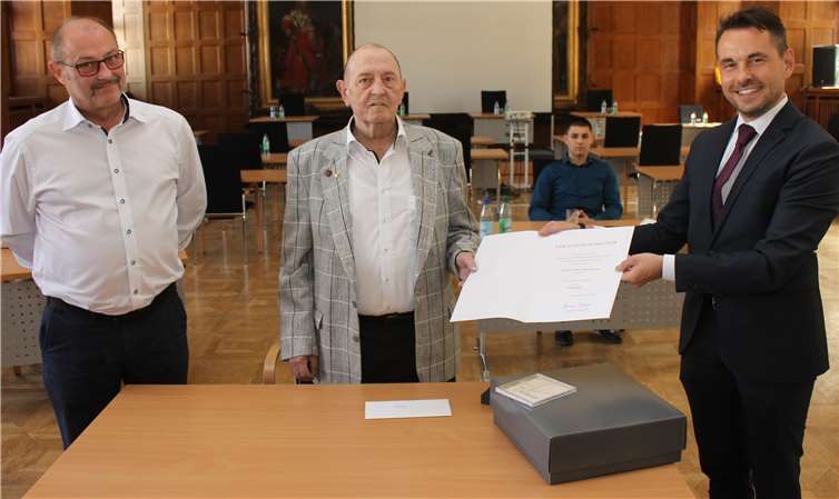 Der Gülser „Weihnachtstrompeter“ Ferdinand Meyer (Mitte) mit seinem Sohn Ralf (li.) und Oberbürgermeister David Langner. Foto: Stadt Koblenz