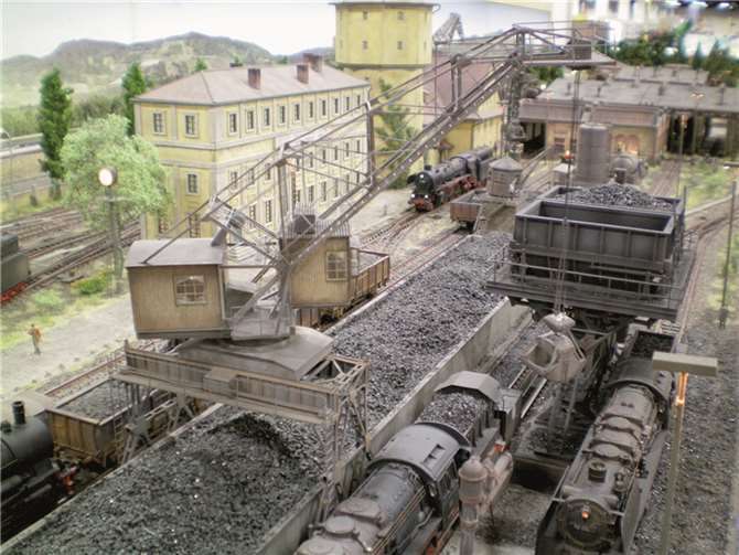 Der Güterumschlag zwischen Schiff, LKW und Eisenbahn mit ferngesteuerten Baggern und Lastwagen ist im Maßstab 1:45 zu sehen. privat
