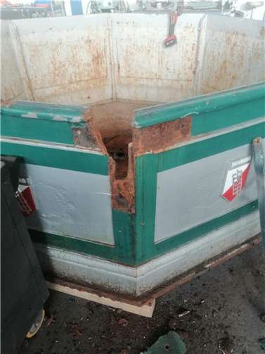 Der Guss wies an mehreren Stellen Schäden auf. Fotos: VG Selters