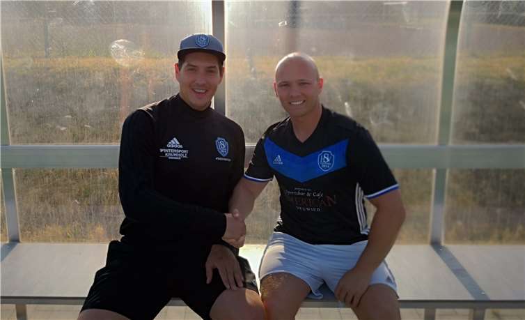 Der HSV Neuwied um Präsident Stephan Petry (l.) freut sich, Sven Kohl endlich im sich immer weiter entwickelnden Deichstadtclub begrüßen zu dürfen.Foto: privat