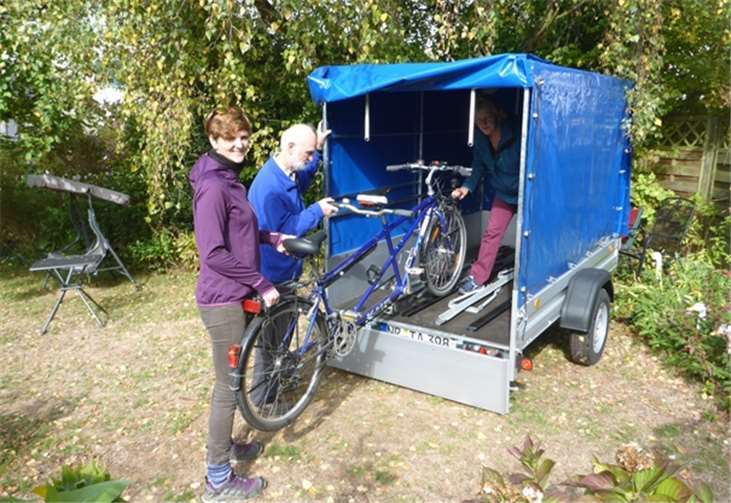 Der Hänger bietet Raum für vier Tandems und sorgt für mehr Flexibilität bei den Radtouren. privat