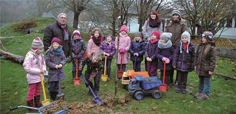 Der Hahn im Korb zeigte den 11 Mädchen, wie man einen Apfelbaum einpflanzt. UM