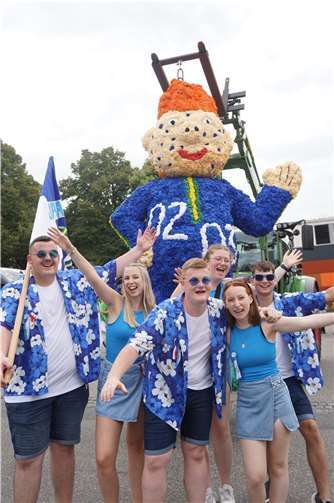 Der Hauptjahrgang 2002/2003 und das Sams führten das traditionelle Brauchtum Kirmes im Dörfje fort.  Fotos: FF
