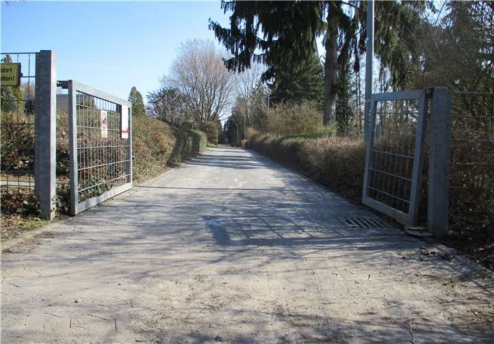 Der Hauptweg des Friedhofs Rübenach zwischen Parkplatz und Kapelle hat ein neues Betonpflaster bekommen.Foto: Stadt Koblenz