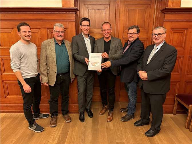 Der Haushalt des Zweckverbandes Konversion Flugplatz Mendig wurde einstimmig verabschiedet (v. l.): Lukas Ellerich, Ortsbürgermeister Thür, Hans Peter Ammel, Stadtbürgermeister Mendig, Sebastian Busch, VG-Bürgermeister Pellenz, Jörg Lempertz, VG-Bürgermeister Mendig, Walter Kill, Ortsbürgermeister Kruft, und Landrat Dr. Alexander Saftig.  Foto: VG-Verwaltung Mendig/Stefan Pauly