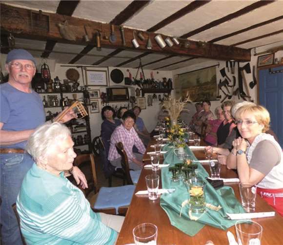 Der Hausherr, Hans-Peter Liesenfeld, begrüßte die Damen aus Löf in seinem Backes - der Beginn eines informativen und unterhaltsamen Nachmittages.