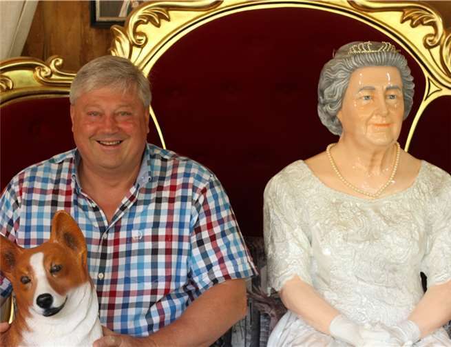 Little Britain – Brexit einmal anders herum Der Hausherr ganz standesgemäß mit Queen und Corgie.
