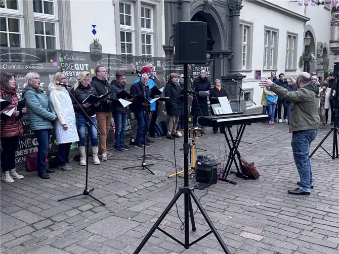 Lieder der Einheit auf dem Jesuitenplatz Der Heart Chor.