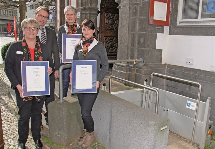 Der Hebelift am Alten Rathaus, der es auch Rollstuhlfahrern möglich macht, die Tourist-Information zu besuchen, wurde 2011 installiert. Über die jetzt erfolgte Auszeichnung freuen sich gemeinsam Sabine Leonard, Oberbürgermeister Wolfgang Treis, Claudia Schick und Alexandra Burkhart. Jasmin Franz