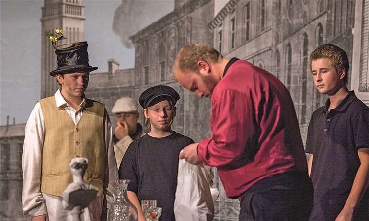 Der Hehler Barbarossa kauft der Straßenkinderbande ihr Diebesgut zum Spottpreis ab. Ob das gut geht?