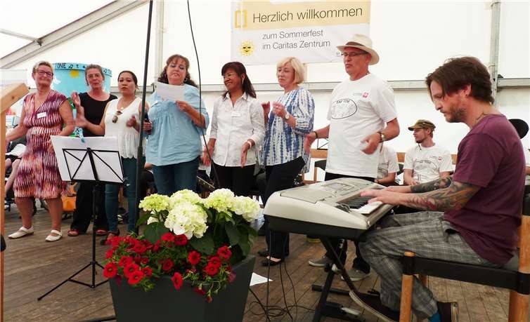Der Heilerziehungspfleger Alex Justen (plus Chor) feierte mit seinem Leitsätze-Song „Unique“ Premiere.