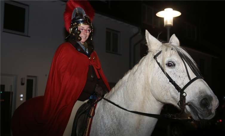 Der Heilige Martin ritt auf dem Pferd durch Merl. Fotos: StF