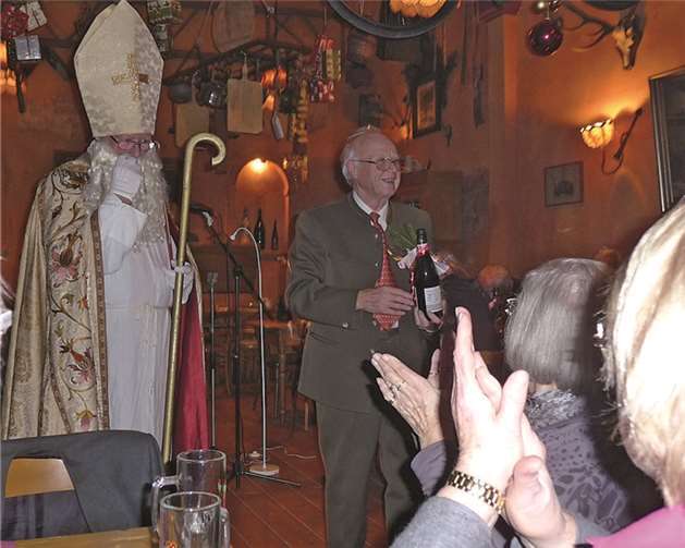 Der Heilige Nikolaus, alias Hanspeter Jonen, zog beim Abbrennen von Wunderkerzen und Gesang in den Saal ein.