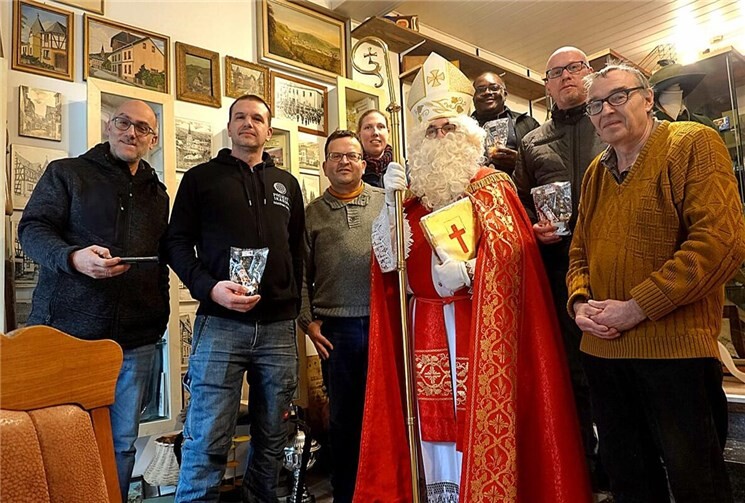 Der Heilige Nikolaus besuchte das Heimatmuseum von Gerhard Kühnlenz (untere Reihe/re.). Foto: Folkerts